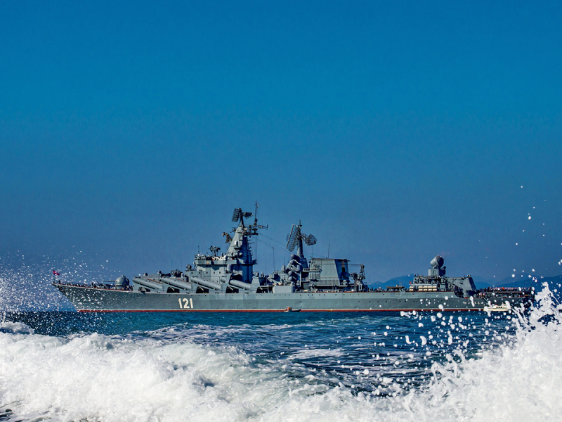 Ракетный крейсер РФ заблокировал украинские корабли недалеко от Крыма
