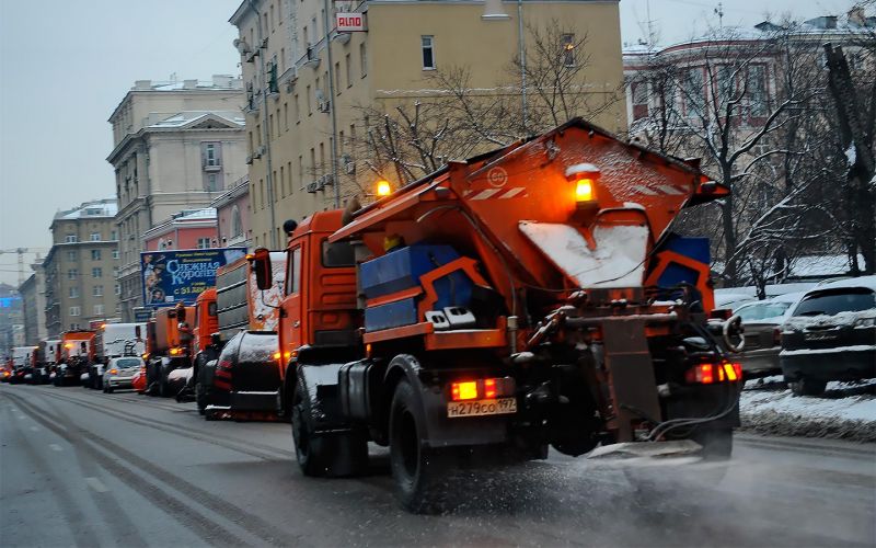 
            В ЖКХ рассказали о дорожных реагентах в 2021 году (и о масляной пленке)
        