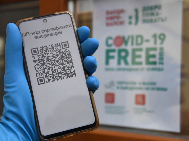 СМИ: в России могут ввести QR-коды в самолетах и поездах