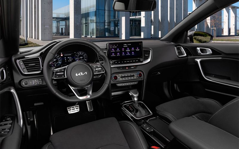 
            Ставки на «спорт». Тест-драйв Kia Ceed 2022
        